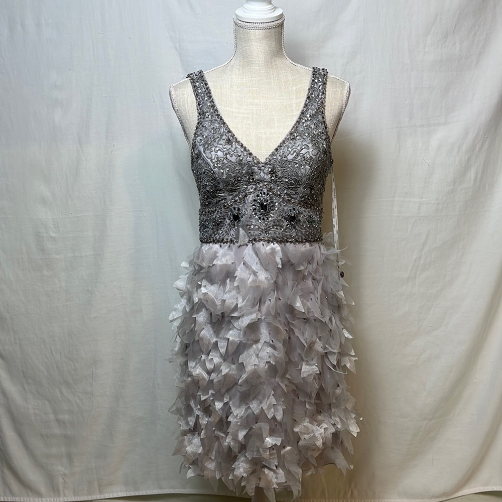 Sue Wong
Silver Sleeveless Petal Feather Cocktail Dress
Size: US 6